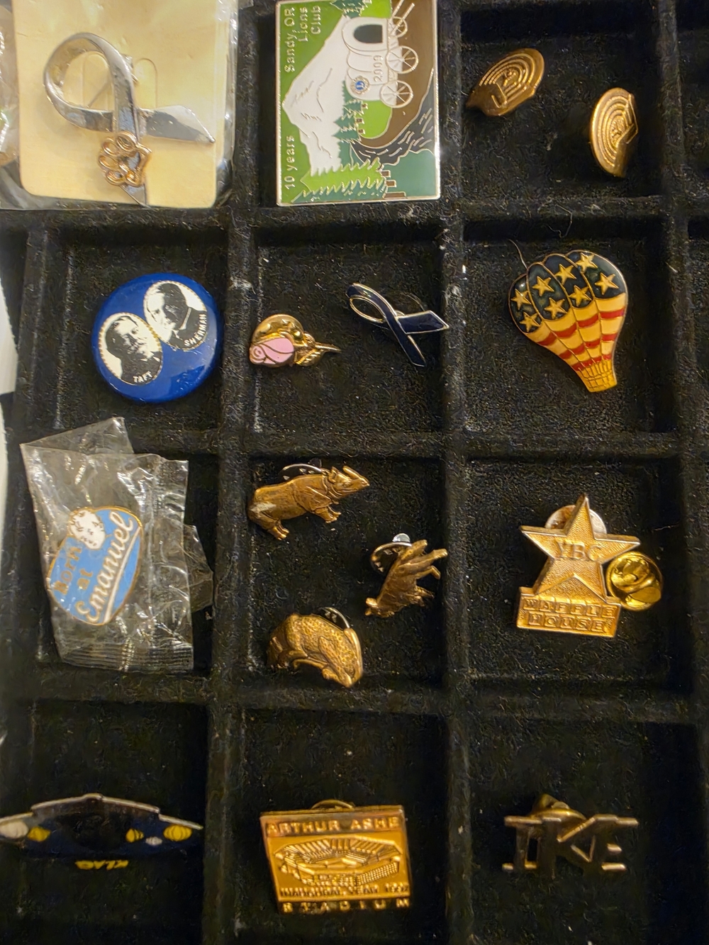 Lot Of Over 40 Pins/Buttons - Picture 2 of 8